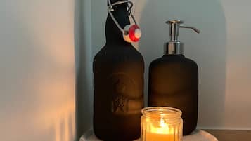 Suihku, hiustenkuivaaja, pyyhkeet