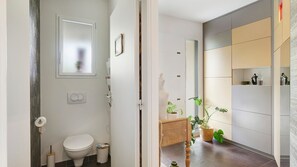 Shower, hair dryer, towels - Quiet Room with Breakfast, Private Terrace, Garden & Wi-Fi in Gévezé (Gévezé)