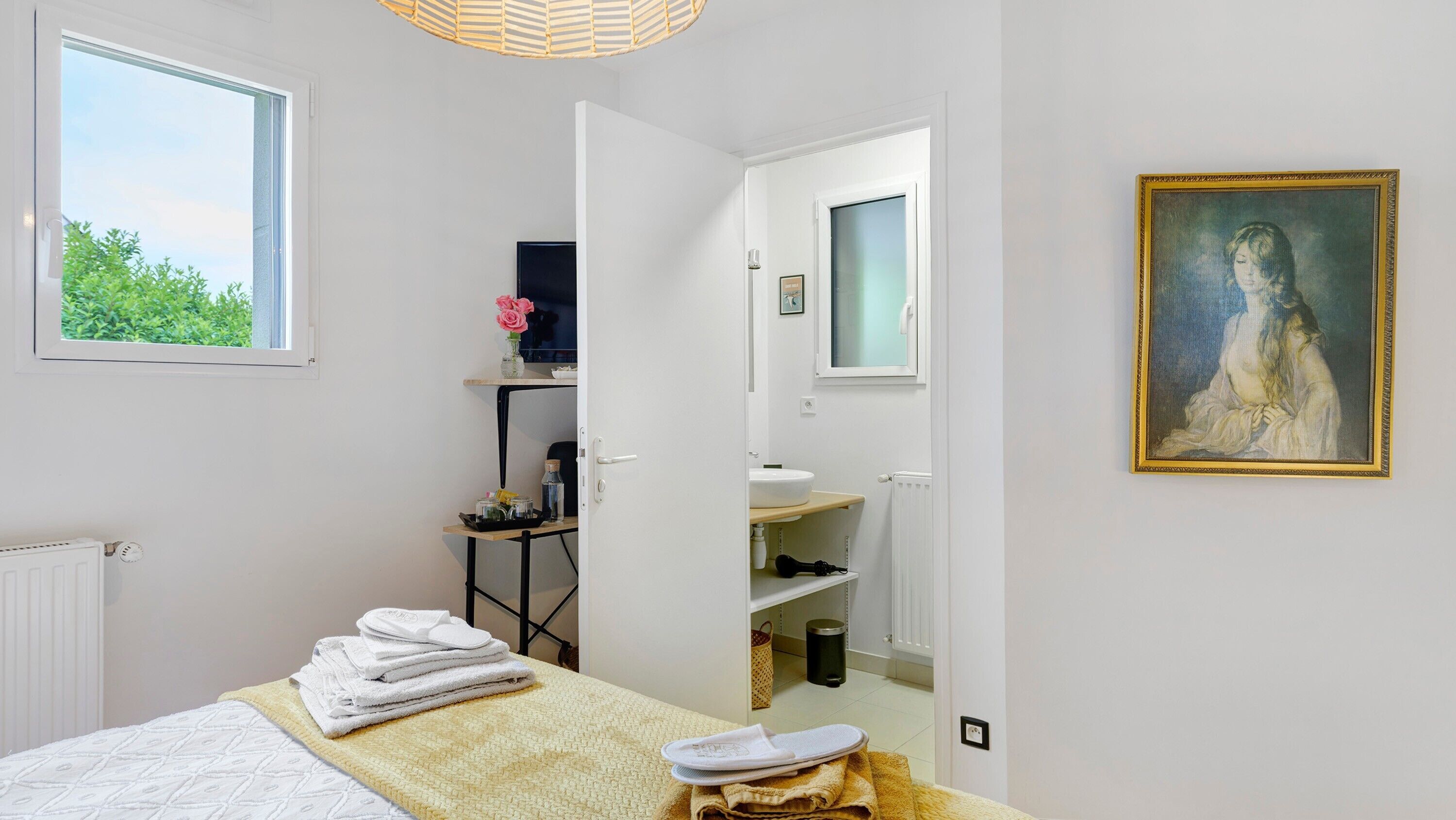 Iron/ironing board, WiFi, bed sheets