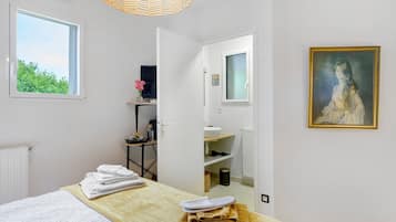 Iron/ironing board, WiFi, bed sheets