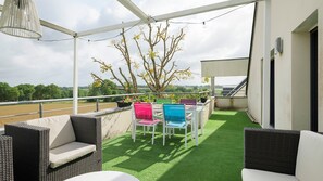 Outdoor dining - Quiet Room with Breakfast, Private Terrace, Garden & Wi-Fi in Gévezé (Gévezé)