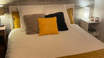 Tabla de planchar con plancha, wifi y ropa de cama