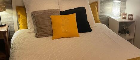 Iron/ironing board, WiFi, bed sheets