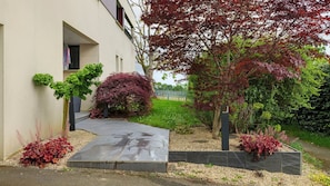 Property grounds - Quiet Room with Breakfast, Private Terrace, Garden & Wi-Fi in Gévezé (Gévezé)