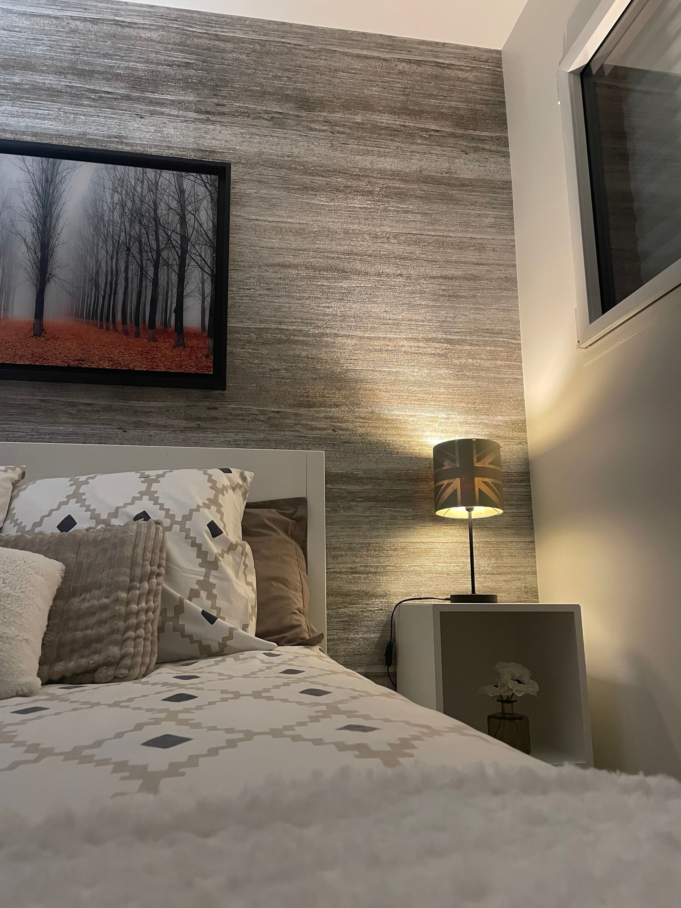 Silitysrauta/-lauta, Wi-Fi, vuodevaatteet