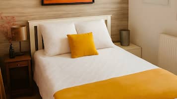 Tabla de planchar con plancha, wifi y ropa de cama