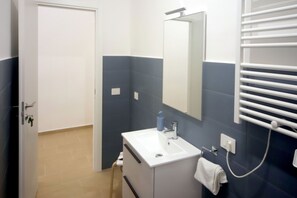 Asciugacapelli, bidet, asciugamani, sapone