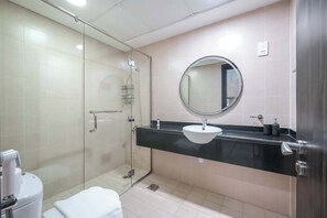Shower, hair dryer, towels - Free housekeeping visits during your stay - StayShort - Cozy & Quiet Studio in Production City for 3 (Production City)