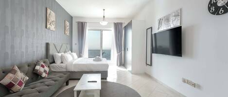 Tabla de planchar con plancha, wifi, ropa de cama