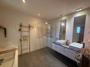 Shower, hair dryer, toilet paper - Superb villa with swimming pool near Lac du Salagou (Le Bosc)