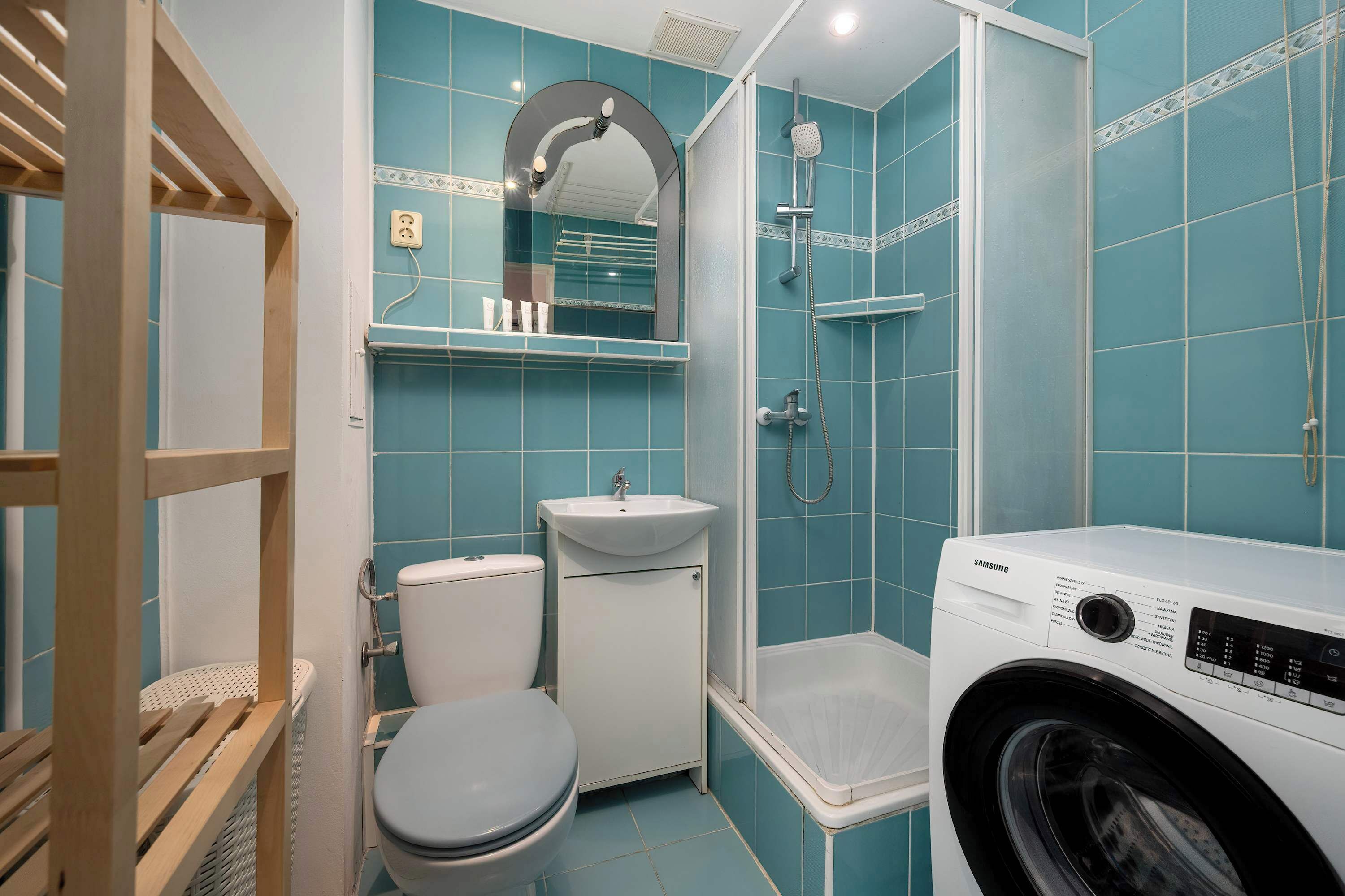 Dusche, Haartrockner, Handtücher, Shampoo
