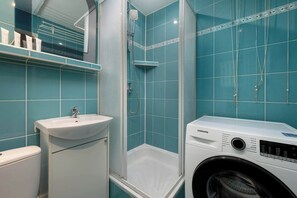 Een douche, een haardroger, handdoeken, shampoo