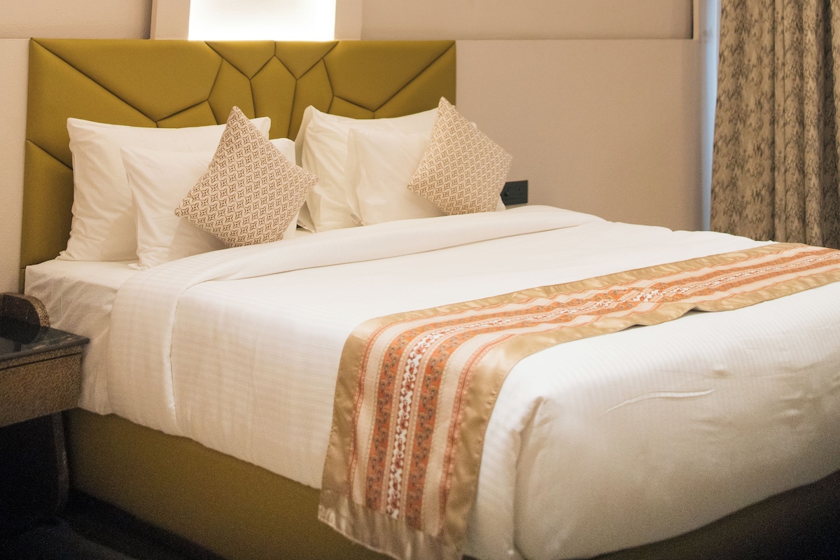 Cottage, Mountain View | In-room safe, desk, laptop workspace, blackout drapes