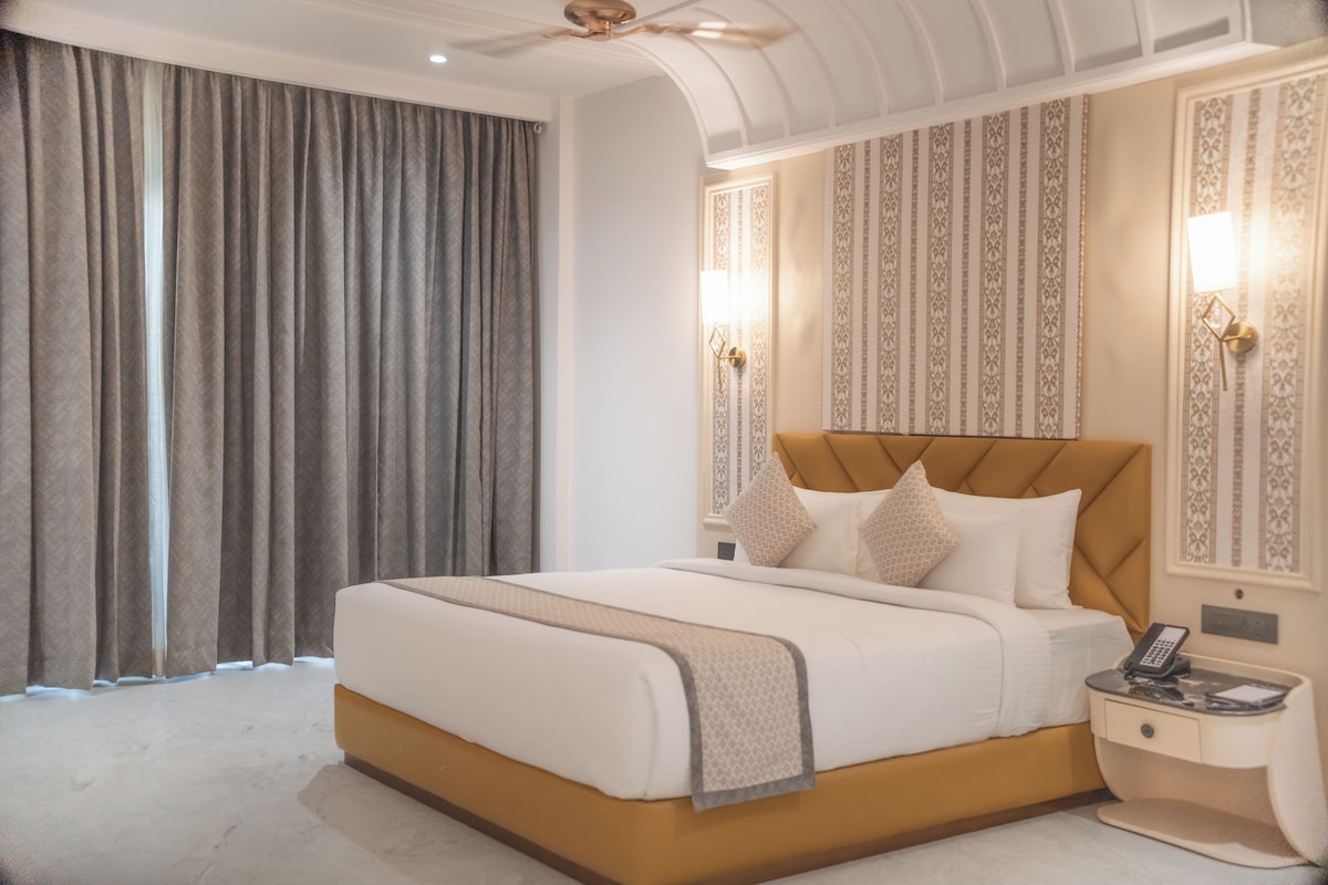 Family Suite, Mountain View | In-room safe, desk, laptop workspace, blackout drapes