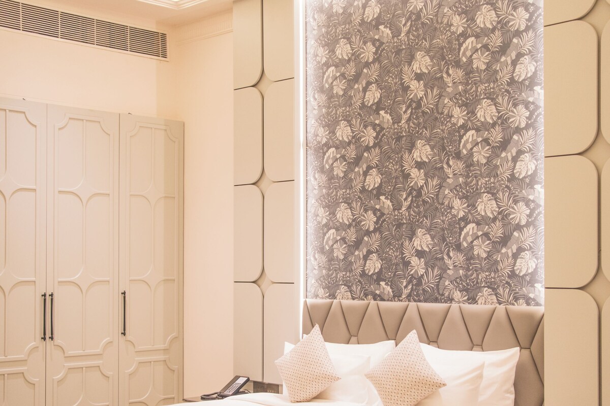 Villa, Mountain View | In-room safe, desk, laptop workspace, blackout drapes
