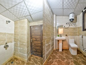 Deluxe Room, 1 King Bed | Bathroom | Shower, soap, shampoo, toilet paper - Hotel Quadis 51 (Noida)