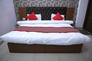 Deluxe Room, 1 King Bed | Free WiFi - Hotel Quadis 51 (Noida)