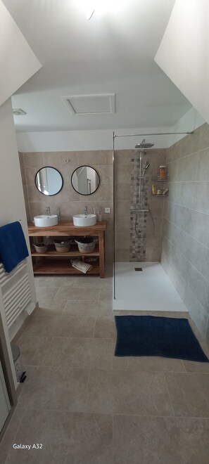 Douche, sèche-cheveux, serviettes fournies