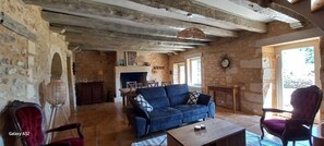 Smart TV, books - LITTLE HAVEN OF PEACE (Les Eyzies)