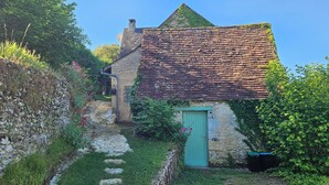 Unclassified image, 3 of 36, button - LITTLE HAVEN OF PEACE (Les Eyzies)