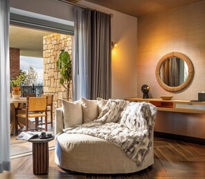 Afrodit Suite | Área de sala de estar | Smart TV de 55 pulgadas con canales vía satélite, chimenea y libros