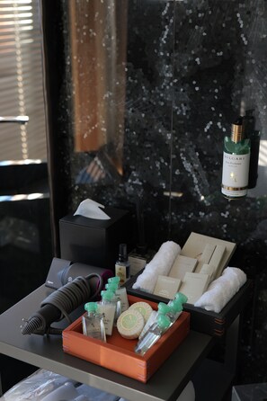 Bathroom amenities | Hair dryer, slippers, towels, soap - Lov'inn Kazdağları (Yeşilyurt)