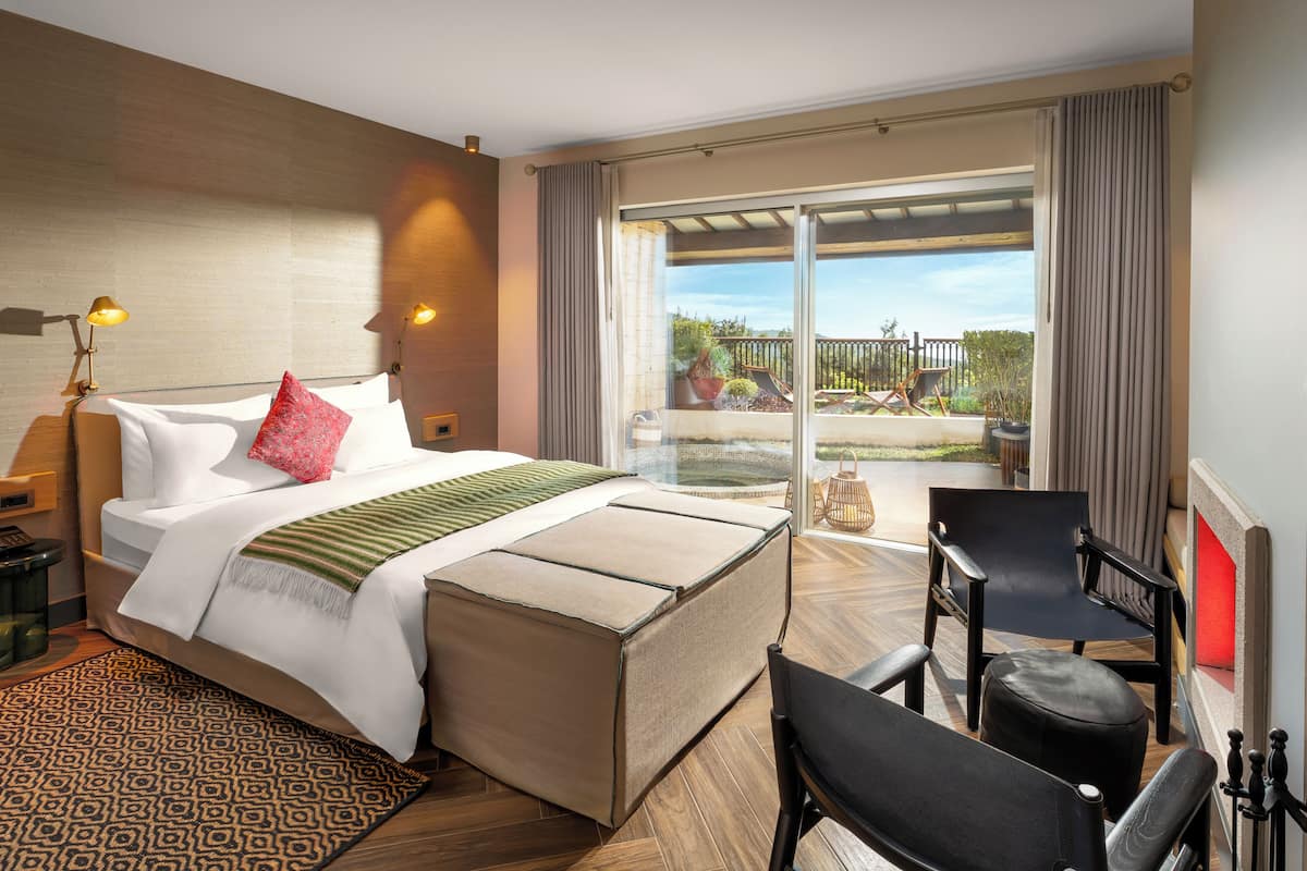 Deluxe Double Room, Non Smoking, Sea View | Desk, laptop workspace, soundproofing, free WiFi