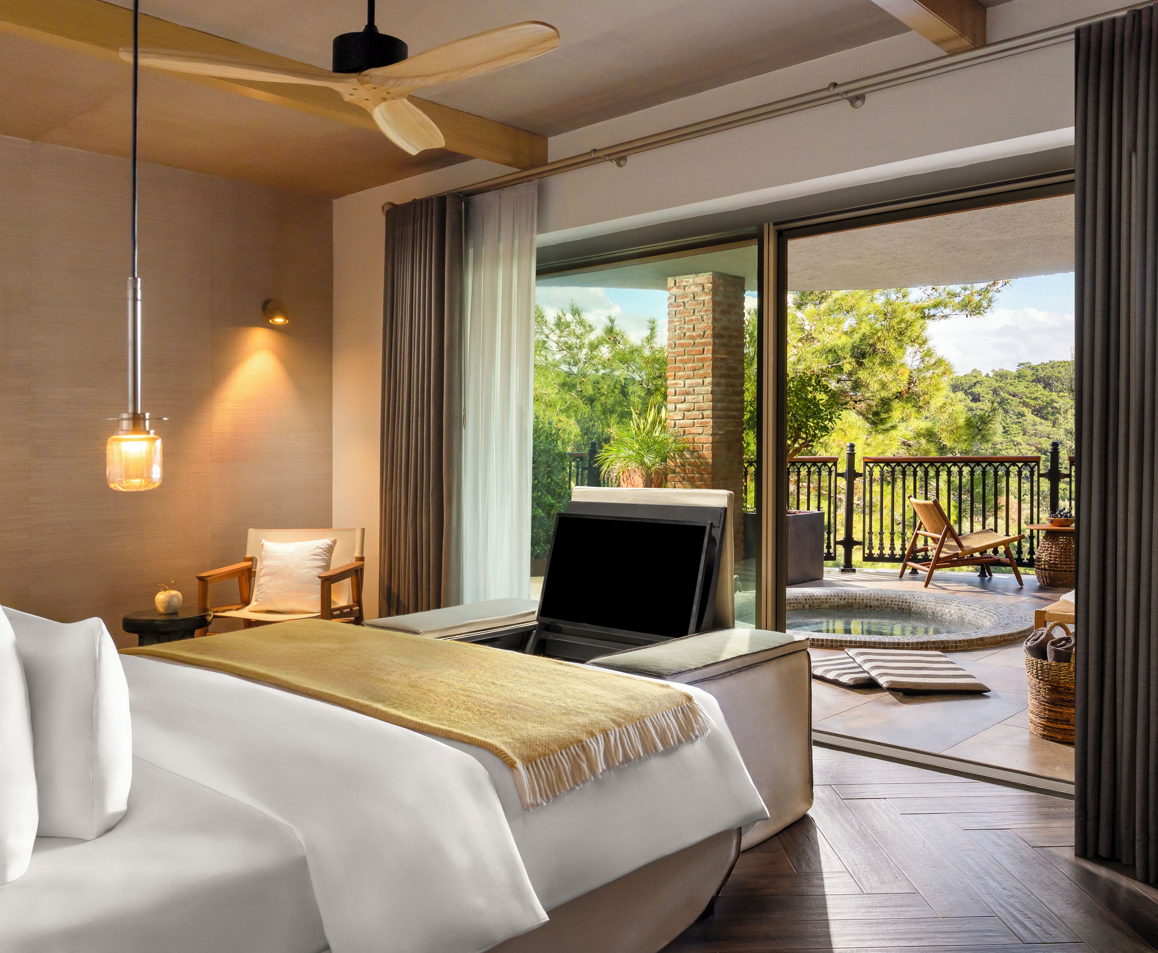 Luxury Suite, Non Smoking, Sea View | Desk, laptop workspace, soundproofing, free WiFi