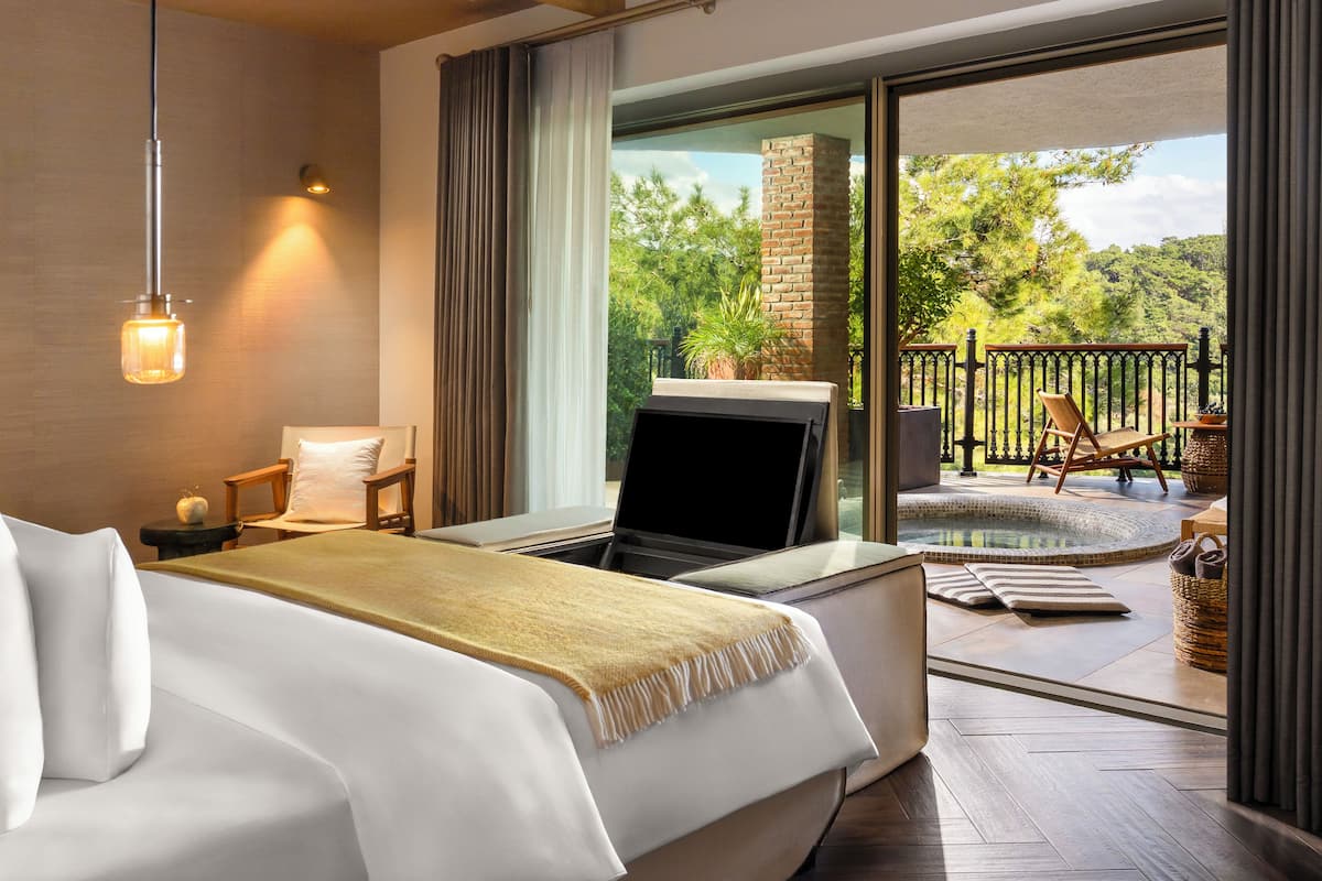 Luxury Suite, Non Smoking, Sea View | Desk, laptop workspace, soundproofing, free WiFi