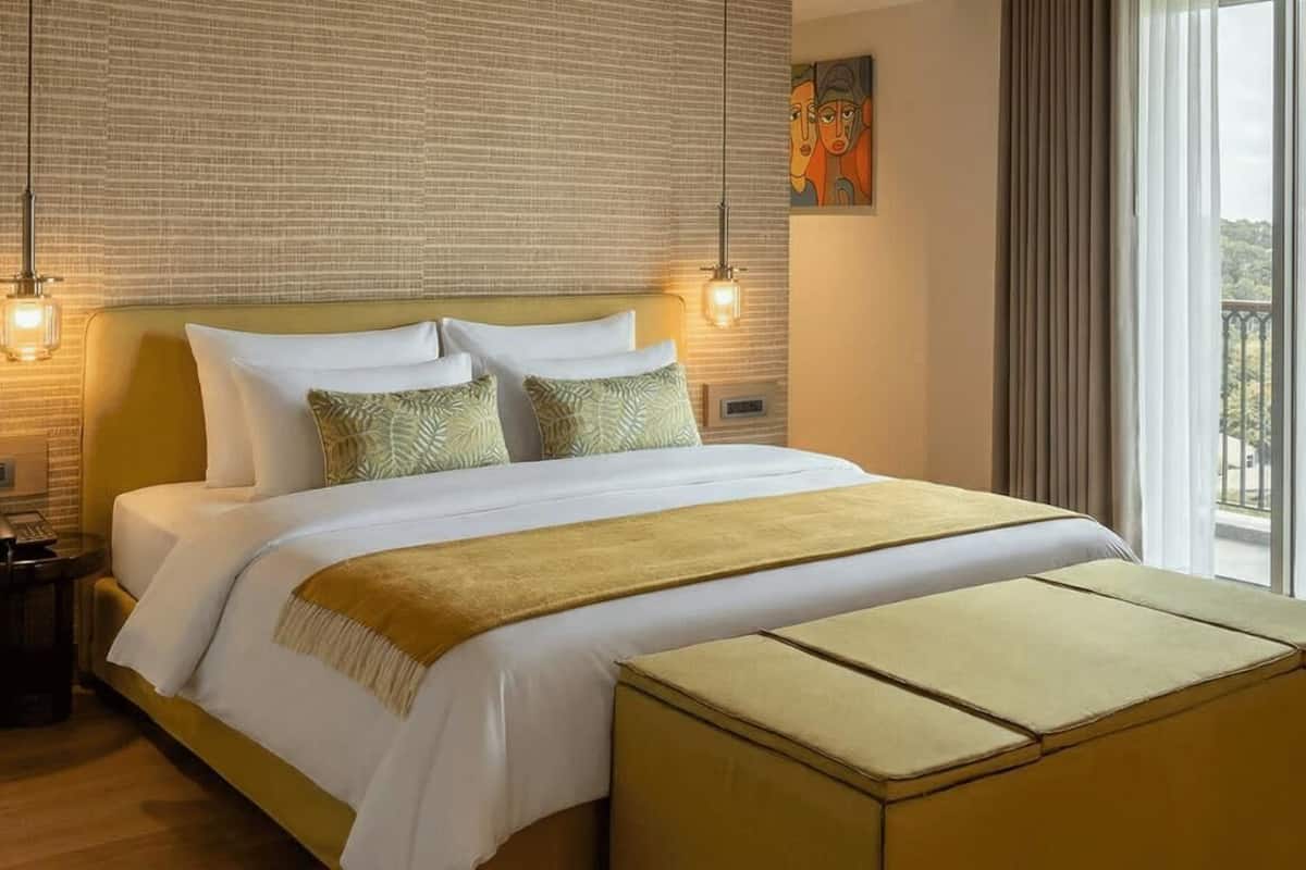 Luxury Suite, Non Smoking, Sea View | Desk, laptop workspace, soundproofing, free WiFi