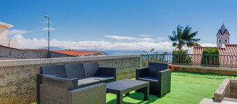 Andrade's Villa by HRM