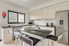 Geladeira, micro-ondas, fogão, cooktop