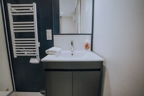Standard Double Room, Courtyard View | Bathroom - La Marjolaine - Demeure d'Hôtes (Châteauroux)