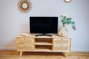 Family Apartment, Courtyard View | Interior - La Marjolaine - Demeure d'Hôtes (Châteauroux)