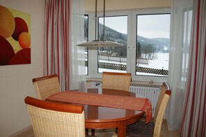 Dining - Your time-out at Lake Titisee quiet, comfortable and with a great lake view (Titisee-Neustadt)