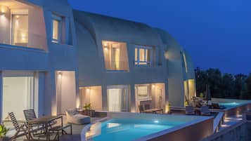 Outdoor pool, pool umbrellas, sun loungers