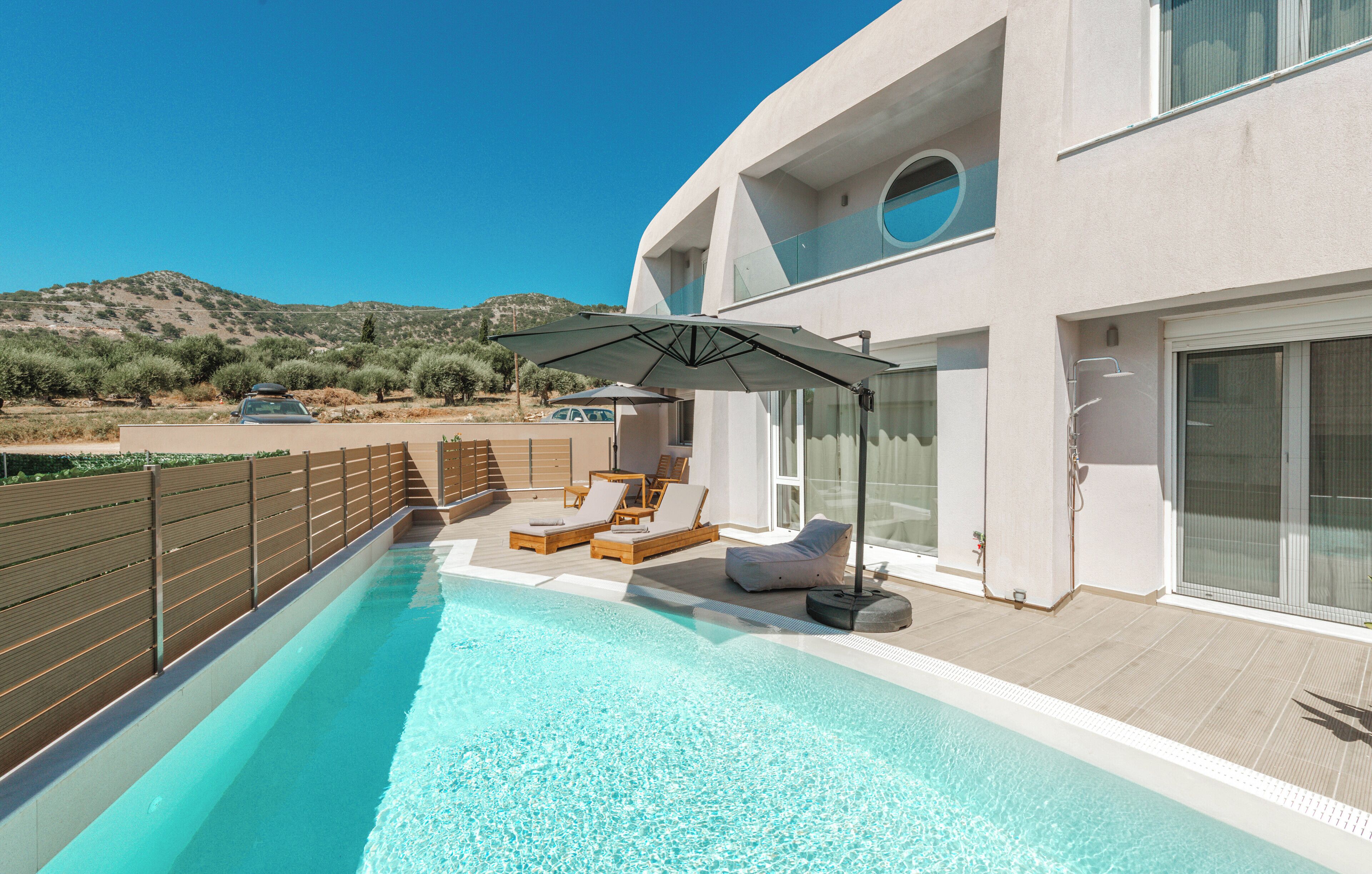 Pool | Außenpool, Sonnenschirme, Liegestühle