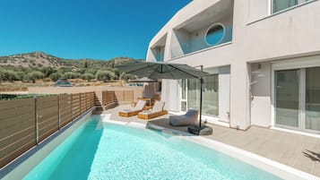 Zwembad | Een buitenzwembad, parasols voor strand/zwembad