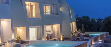 屋外プール、プール パラソル、サンラウンジャー