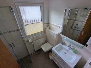 Douche, sèche-cheveux, serviettes fournies, savon