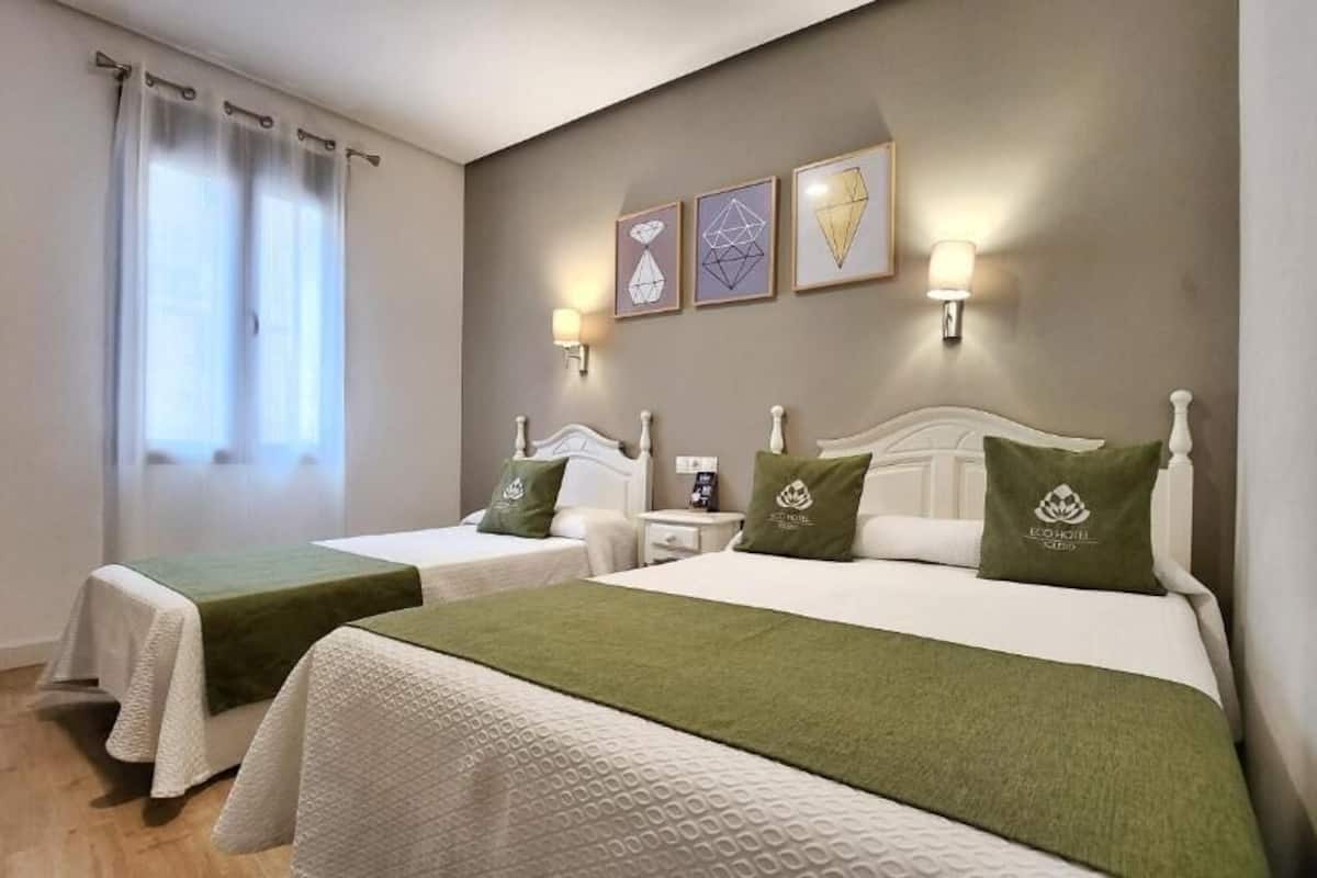Triple Room | In-room safe, soundproofing, WiFi (free)