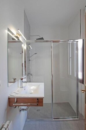 Standard Double Room | Bathroom
