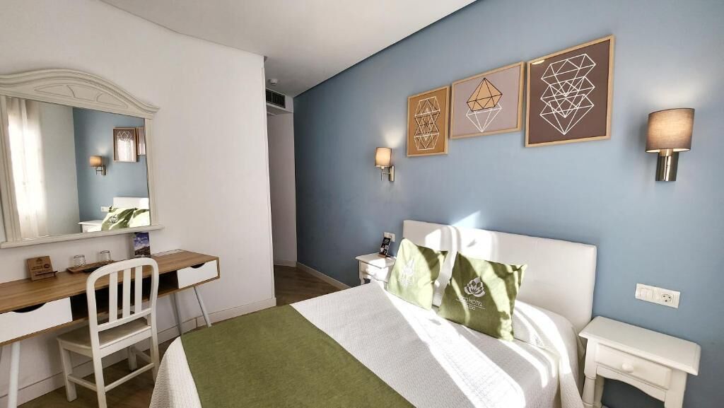 In-room safe, soundproofing, WiFi (free)