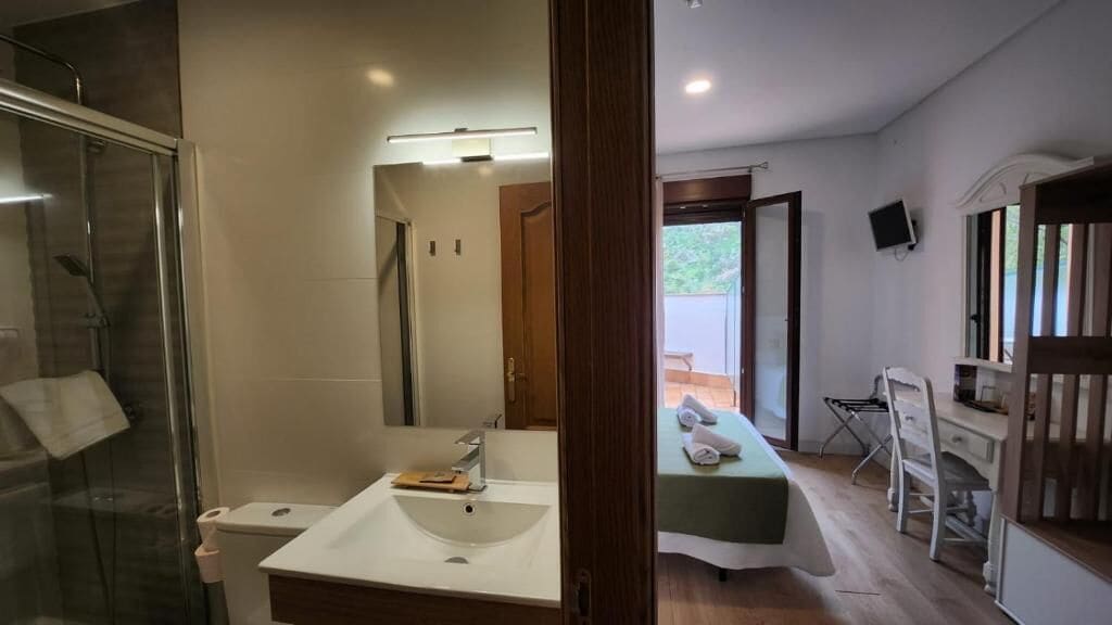 Habitación estándar doble, balcón, vistas al jardín | Baño | Ducha, artículos de higiene personal gratuitos y secador de pelo