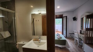 Standard Double Room, Balcony, Garden View | Bathroom - Eco Hotel Toledo (Toledo)