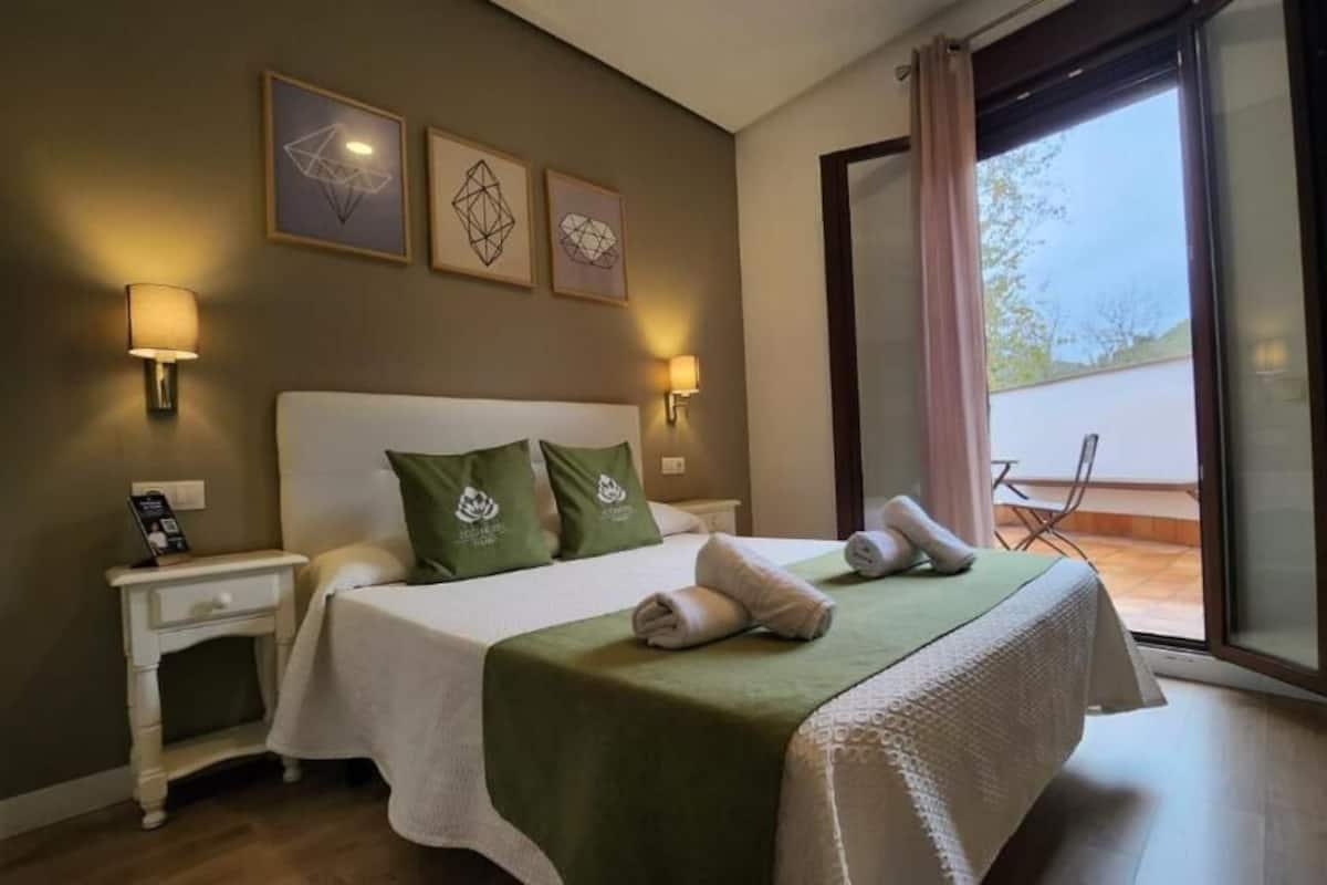 Standard Double Room, Balcony, Garden View | In-room safe, soundproofing, WiFi (free)