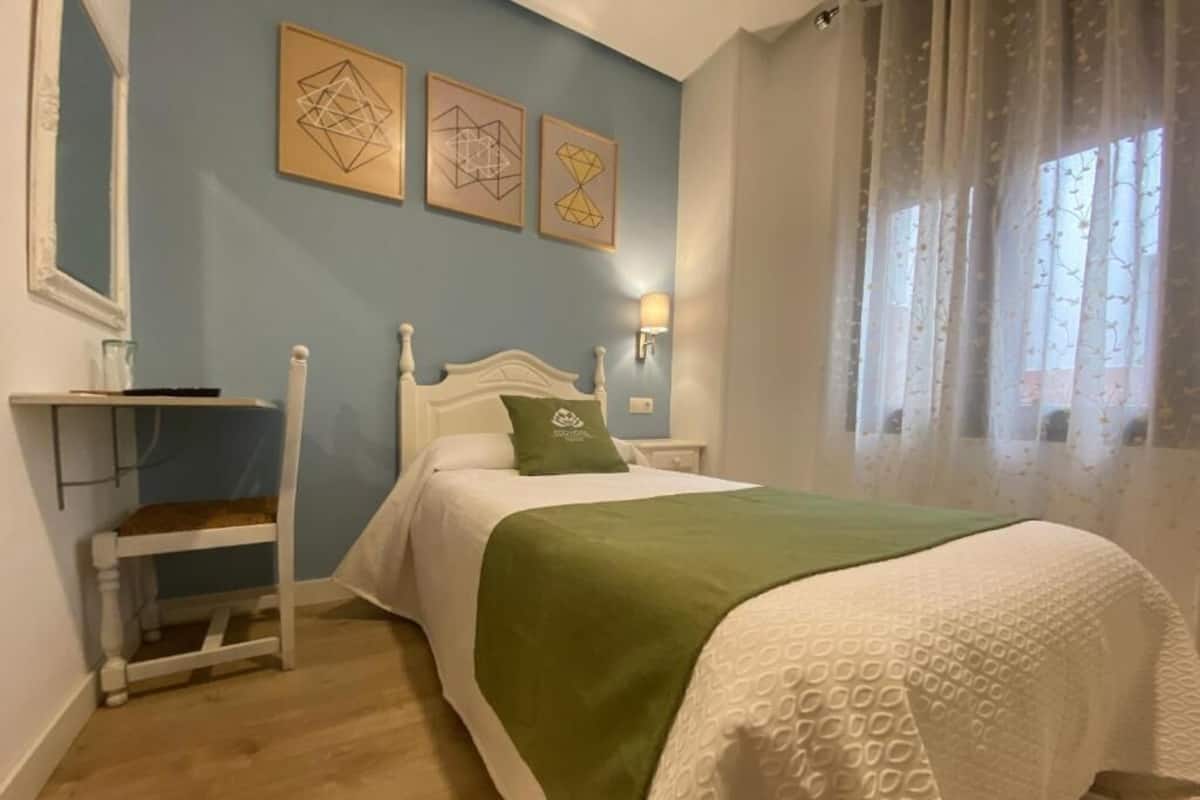 Standard Single Room | In-room safe, soundproofing, WiFi (free)