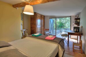 1 bedroom, desk, bed sheets - La Borie - house with pool - quiet (Gordes)
