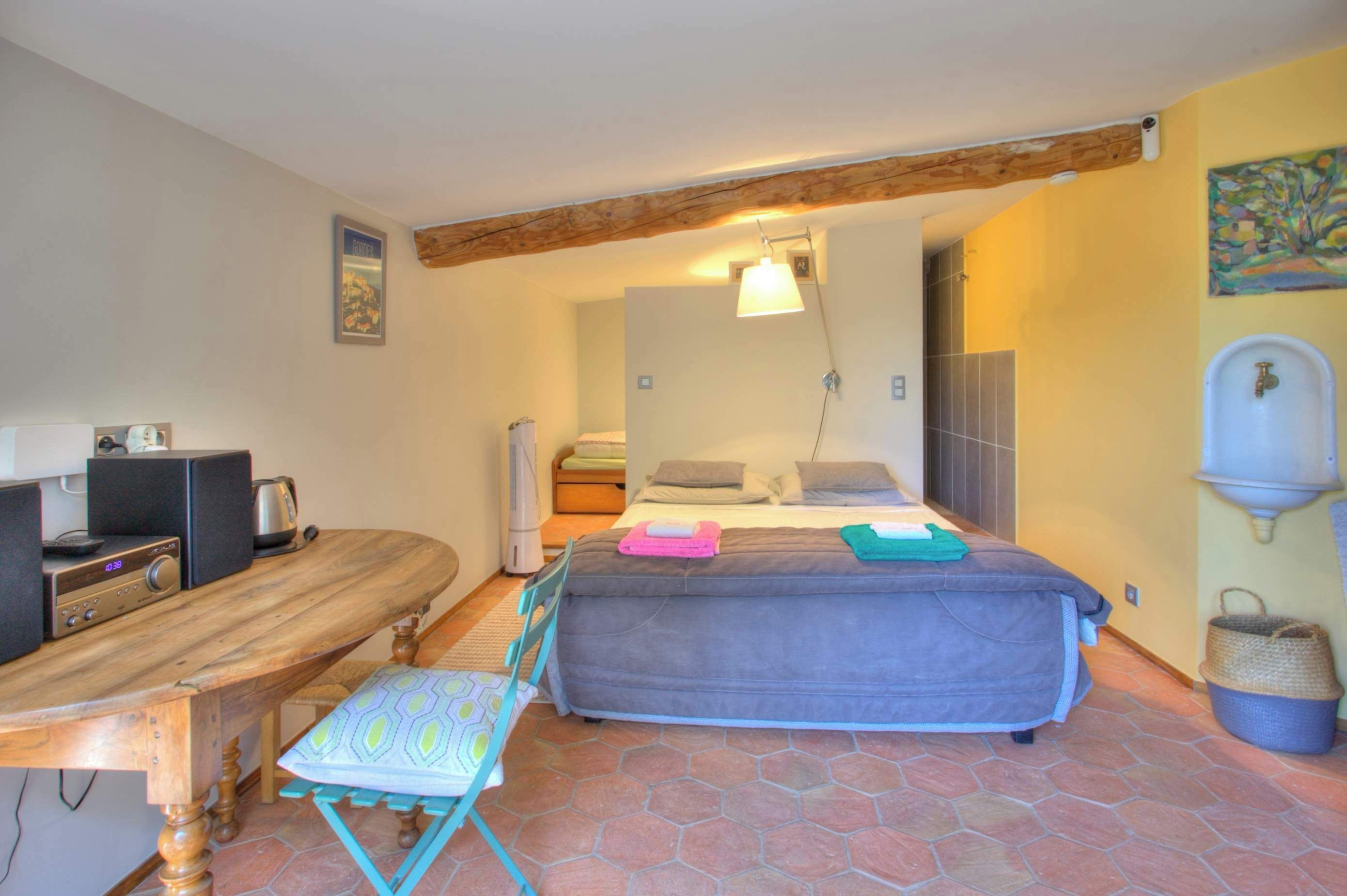 1 quarto, escrivaninha, roupa de cama