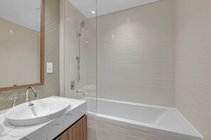 Towels, soap, toilet paper - 2 Bedroom Apartment in the Heart of Dubai, City Walk (Dubai)